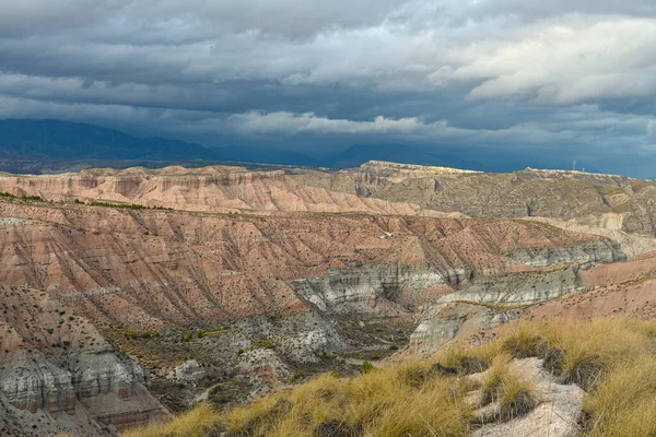 그라나다 Geopark of Granada 의 Badland de los Coloraos 의 거리와 절벽 — 스톡 사진