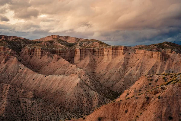 Ρήγματα και γκρεμοί του Badland de los Coloraos στο Γεωπάρκο της Γρανάδας — Φωτογραφία Αρχείου