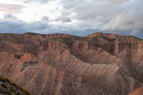 Ridar och klippor i Badland de los Coloraos i Granadas Geopark — Stockfoto