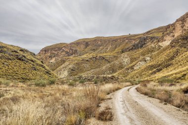 Granada Geopark 'ındaki Badland de los colaos tepeleri ve uçurumları