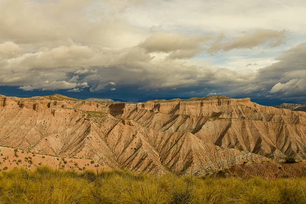 Montanhas e falésias da Badland de los Coloraos no Geoparque de Granada — Fotografia de Stock