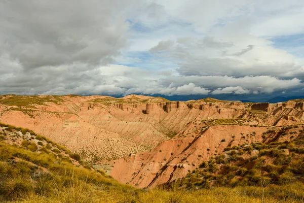 Cordilleras y acantilados del Badland de los Coloraos en el Geoparque de Granada —  Fotos de Stock