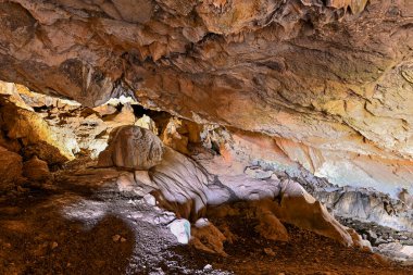 Sierra de Baza 'nın Su Mağarası - Granada.