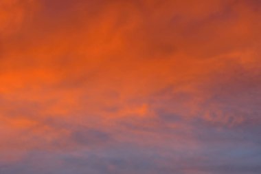 Turuncu bulutlu kızıl gökyüzü.