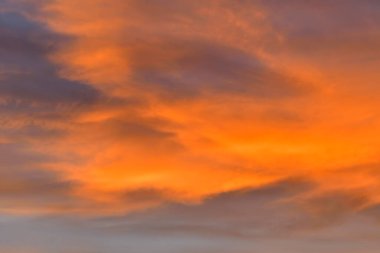 Turuncu bulutlu kızıl gökyüzü.