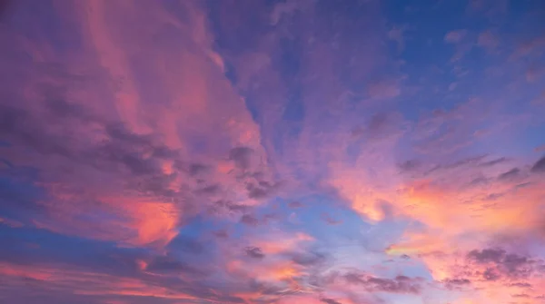 Reddish sky with orange clouds. — Stock Photo, Image