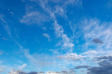 Beyaz bulutlu mavi gökyüzü arkaplanı