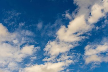 Beyaz bulutlu mavi gökyüzü arkaplanı