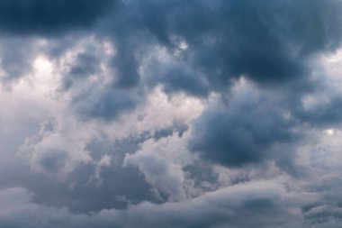 Beyaz bulutlu mavi gökyüzü arkaplanı