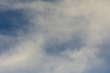 Beyaz bulutlu mavi gökyüzü arkaplanı