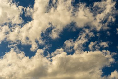 Beyaz bulutlu mavi gökyüzü arkaplanı