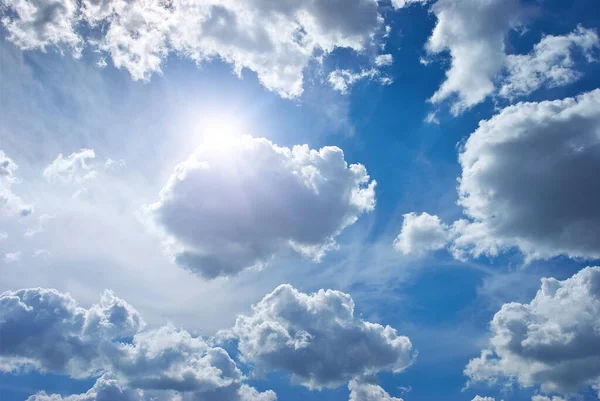 Beyaz bulutlu mavi gökyüzü arkaplanı