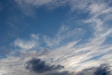 Beyaz bulutlu mavi gökyüzü arkaplanı