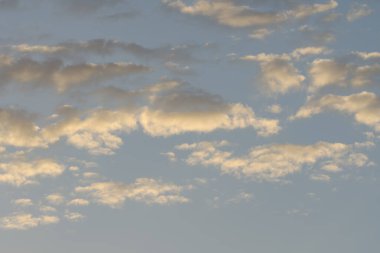 Beyaz bulutlu mavi gökyüzü arkaplanı