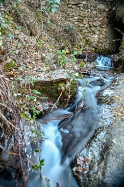 Camarate deresinde küçük bir şelale, Granada.