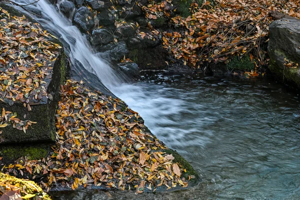 Kleiner Wasserfall im Benejar-Fluss in Aldeire, Granada. — Stockfoto