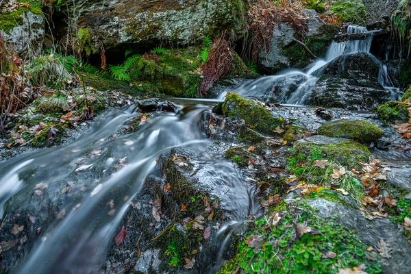 Kleiner Wasserfall im Camarate-Bach, Granada. — Stockfoto