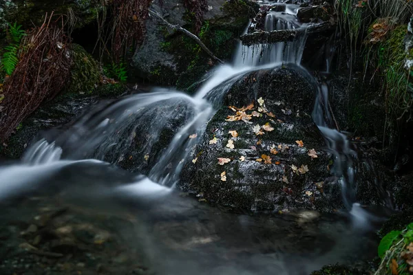 Kleiner Wasserfall im Camarate-Bach, Granada. — Stockfoto