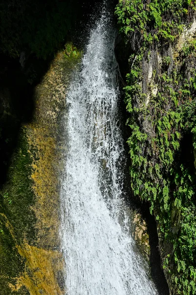 Kaskada wody w jaskini wody rzeki Tiscar, Granada. — Zdjęcie stockowe