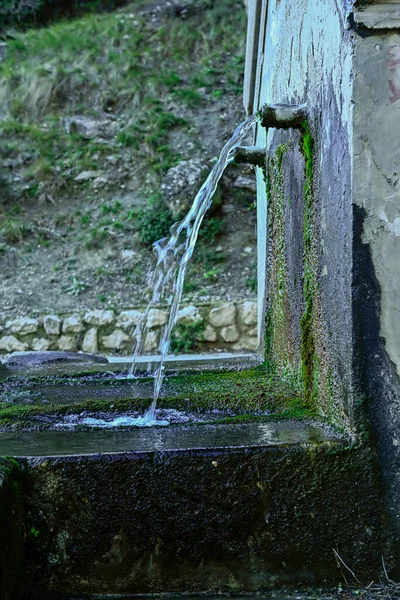 Fonte de água potável e cristalina do Santuário da Virgem de Tiscar, Jaen. — Fotografia de Stock
