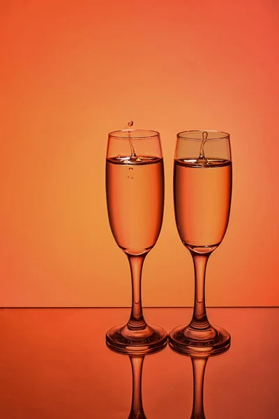 Deux verres à vin isolés sur fond de couleur. — Photo