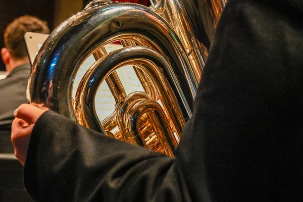 Tuba - Basen är den största av mässingsinstrumenten. — Stockfoto
