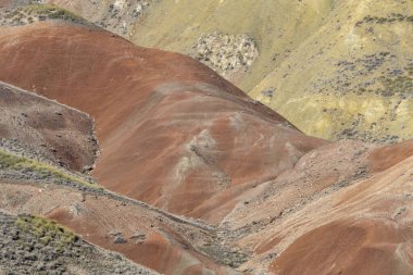 Çorak Topraklar, Granada Geopark 'ın bitkisiz kızıl toprakları..