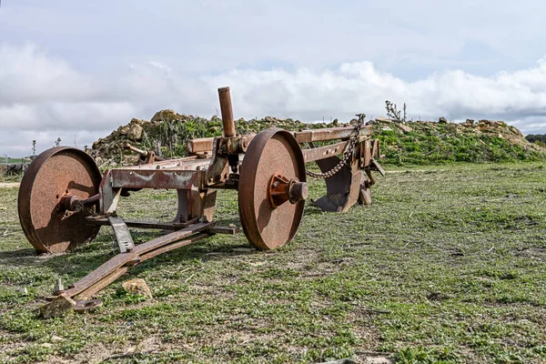 Antiguo arado abandonado y oxidado — Foto de Stock