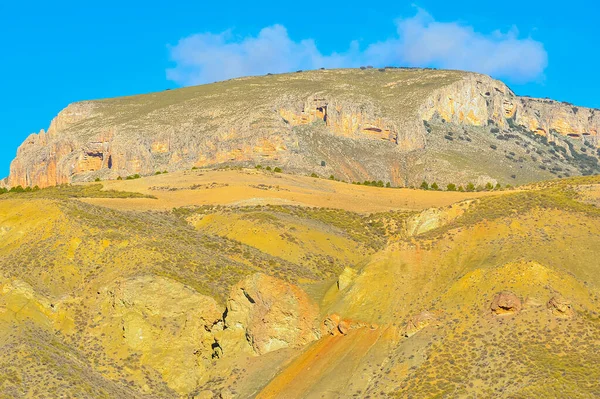 Badland, terre rosse senza vegetazione del Geoparco di Granada. — Foto Stock