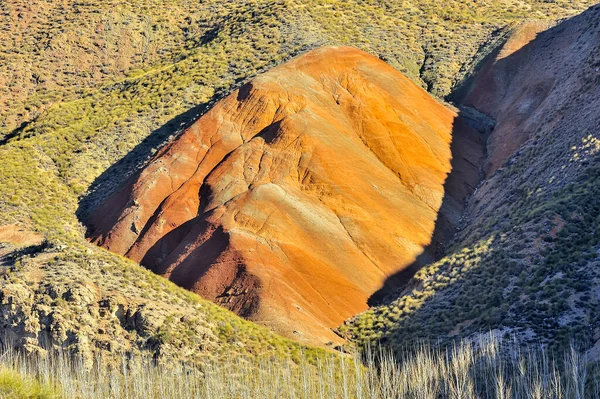 Badland, röd mark utan vegetation i Granada Geopark. — Stockfoto