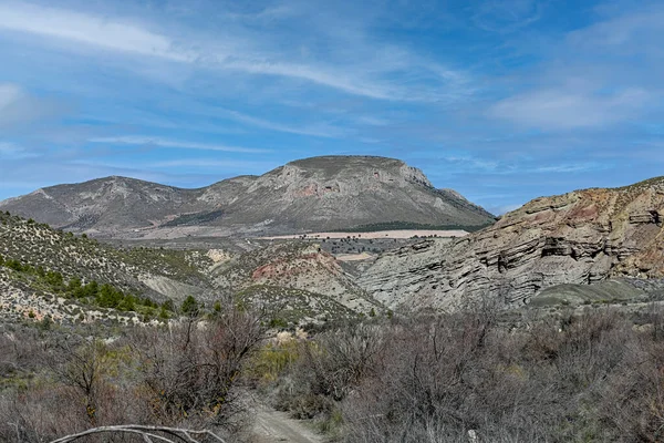 Badland, röd mark utan vegetation i Granada Geopark. — Stockfoto