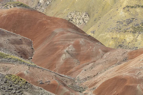 Badland, tierras rojas sin vegetación del Geoparque de Granada. — Foto de Stock