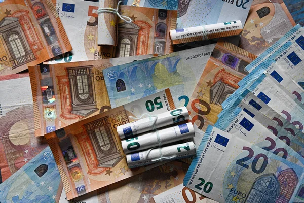 Montón de billetes de papel en euros. Sistema monetario europeo de pagos —  Fotos de Stock