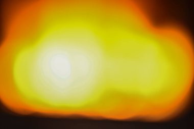 alevler siyah arkaplanda.