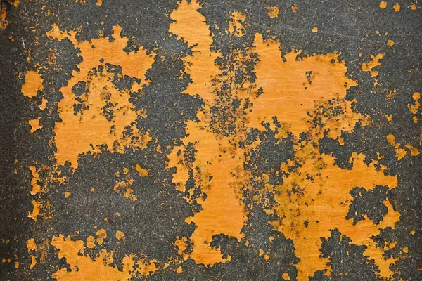 Rostiger metallischer Hintergrund mit Spuren orangefarbener Farbe. — Stockfoto