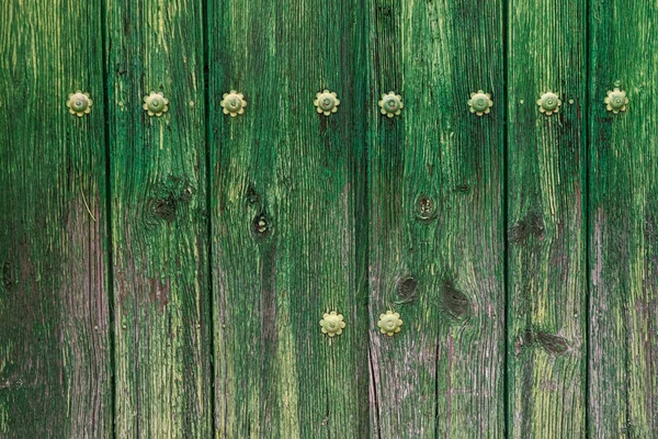 Stare i wietrzne drewniane drzwi. — Zdjęcie stockowe