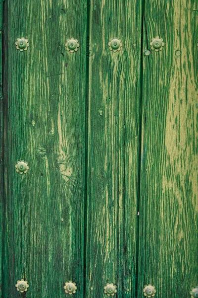 Stare i wietrzne drewniane drzwi. — Zdjęcie stockowe