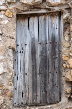 Eski ve yıpranmış ahşap bir kapı.