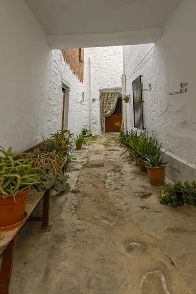 Esterno della vecchia casa tradizionale e la porta d'ingresso. — Foto Stock