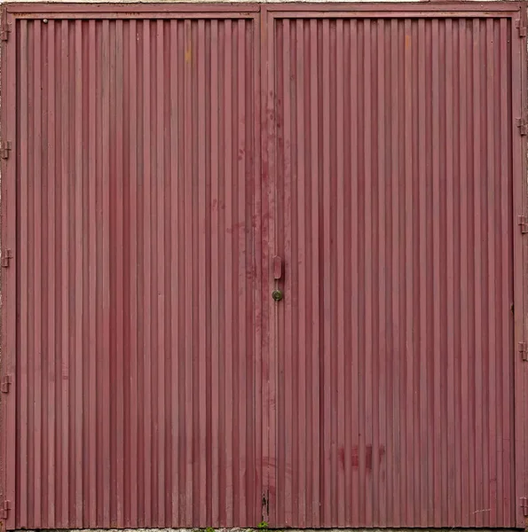 Puerta de un viejo barco de metal en una ciudad rural. — Foto de Stock