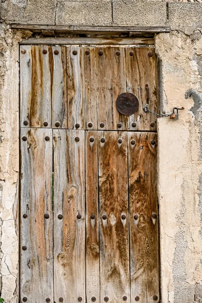 Eine alte und verwitterte Holztür. — Stockfoto