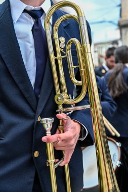 Orkestrada trombon çalan insanlar.