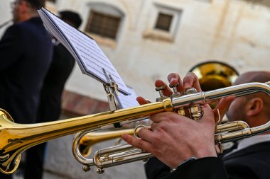 Orkestrada trompet çalan insanlar.