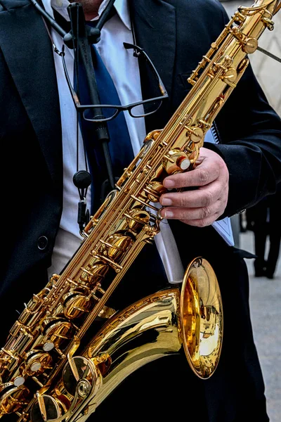 Чоловічі руки грають на саксофоні в оркестрі — стокове фото