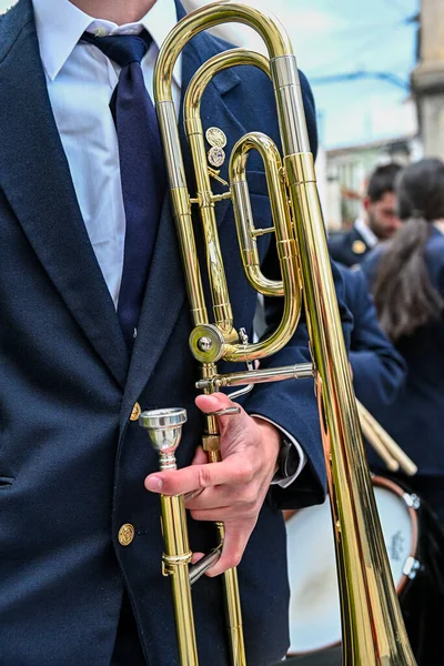 Mans händer spelar trombon i orkestern — Stockfoto