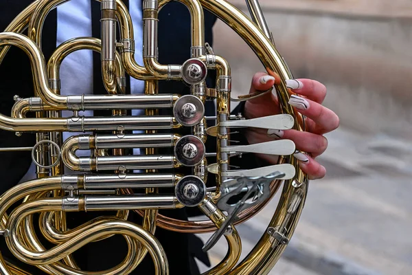 Ženský ruce hrajou na lesní roh nebo lesní roh, v orchestru — Stock fotografie