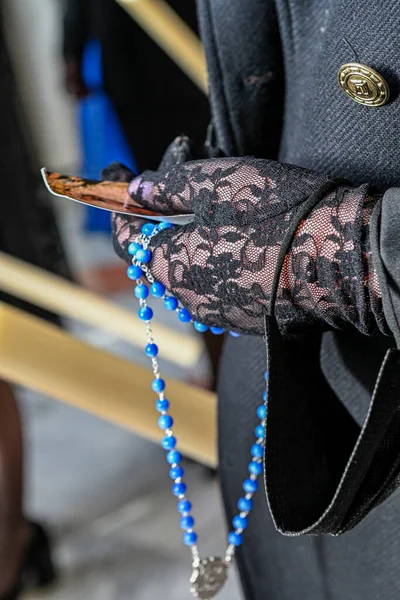 Female hands of a virgin maid with a rosary — Foto Stock