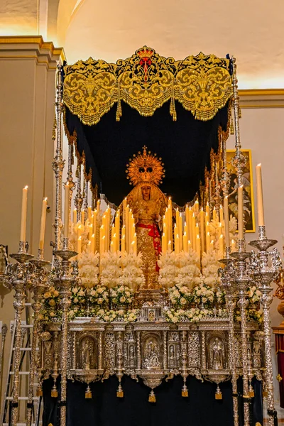 Notre-Dame la Vierge des Larmes, sur le trône pour la procession — Photo