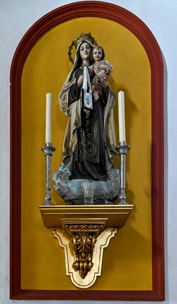Matka Boża Dziewica z Carmen, na piedestale — Zdjęcie stockowe