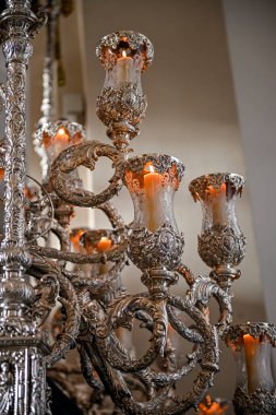 Kutsal haftanın geçidinde ya da tahtında kuyruk şamdanları